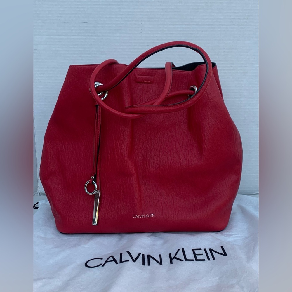 Calvin Klein Gabrianna Red Tote Bucket Bag NWOT + Free La Mer Beauty Bag - Picture 3 of 10